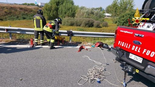 Furgone si ribalta all'uscita della tangenziale, conducente ferito