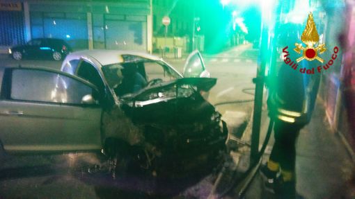 Schianto all'alba a Novara, un'auto prende fuoco