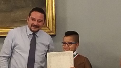 Incendio nello stabile di via della Riotta, oggi in Comune premiato il 'piccolo eroe' che aiutò i soccorritori Incendio nello stabile di via della Riotta, oggi in Comune premiato il 'piccolo eroe' che aiutò i soccorritori