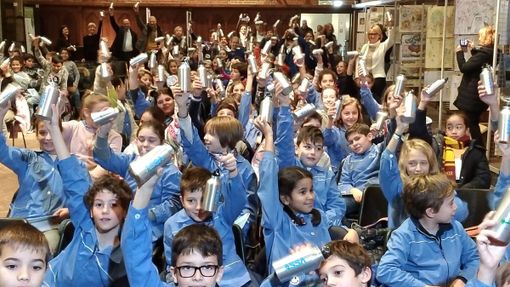 Cinquemila borracce ai bambini delle scuole elementari Cinquemila borracce ai bambini delle scuole elementari