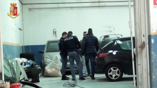 Simulavano incidenti per frodare le assicurazioni, la Polizia scopre la truffa di una carrozzeria di Trecate