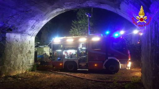 A fuoco una catasta di legna ad Arona, intervengono i Vigili del Fuoco