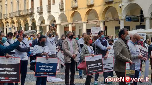 Commercianti in piazza a Novara: "Vogliamo lavorare!" FOTO E VIDEO Commercianti in piazza a Novara: "Vogliamo lavorare!" FOTO E VIDEO