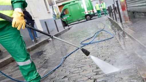 A Cameri pulizia ecosostenible delle strade