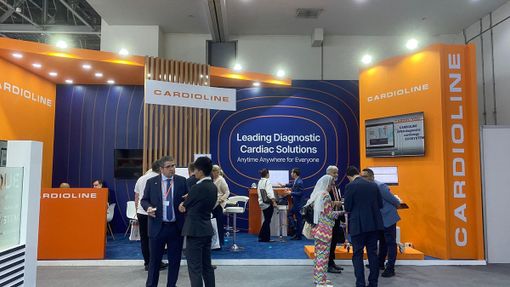 Alt: ''Soddisfatti di lavorare con Cardioline, leader nel settore della cura alle persone e dell’assistenza sanitaria” Alt: ''Soddisfatti di lavorare con Cardioline, leader nel settore della cura alle persone e dell’assistenza sanitaria”