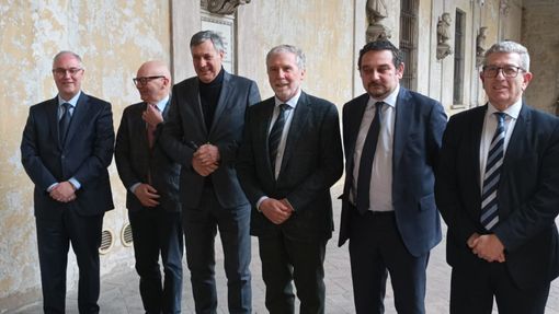 da destra Gianfranco Zulian direttore generale dell’ospedale, il sindaco Alessandro Canelli, il rettore Gian Carlo Avanzi, l’assessore Luigi Icardi, il direttore generale della sanità regionale Mario Minola, il responsabile del protocollo legalità Maurilio Liore da destra Gianfranco Zulian direttore generale dell’ospedale, il sindaco Alessandro Canelli, il rettore Gian Carlo Avanzi, l’assessore Luigi Icardi, il direttore generale della sanità regionale Mario Minola, il responsabile del protocollo legalità Maurilio Liore