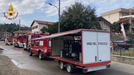 Incidente a Cameriano, un'auto si scontra con un autoarticolato e finisce fuori strada