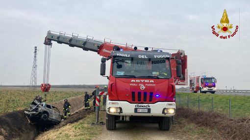 Tragico incidente sull'autostrada A26: auto esce di strada e prende fuoco, il conducente muore carbonizzato