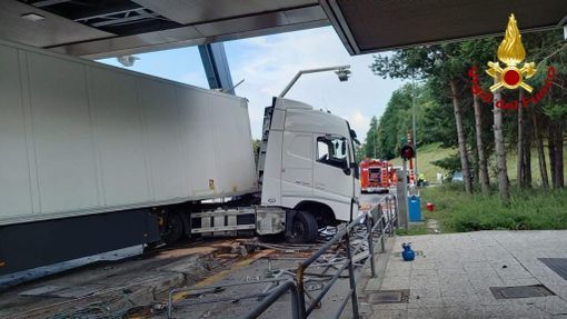 Arona, camion sfonda un casello alla barriera autostradale