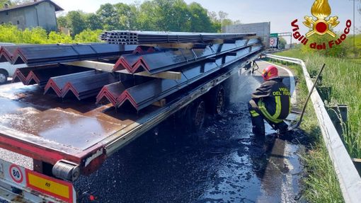 Bruciano le ruote di un camion sull'autostrada ad Arona