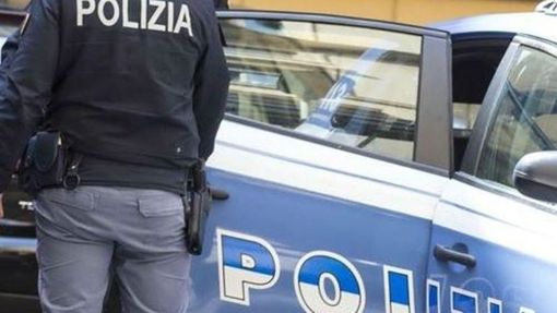 Paura fuori dall'asilo, senzatetto estrae coltello nel cortile: arrestato Paura fuori dall'asilo, senzatetto estrae coltello nel cortile: arrestato