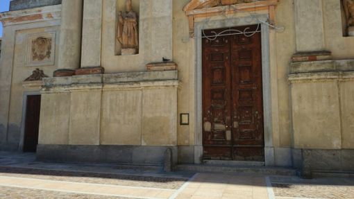 Sarà restaurato il portone della chiesa di Casalvolone