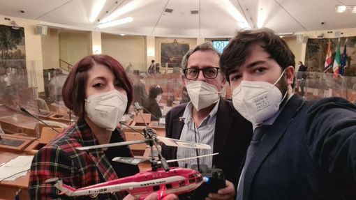 Elicottero e 'Cavalcata delle Valchirie' in consiglio regionale, la protesta dei 5S contro la legge sull'eliski Elicottero e 'Cavalcata delle Valchirie' in consiglio regionale, la protesta dei 5S contro la legge sull'eliski