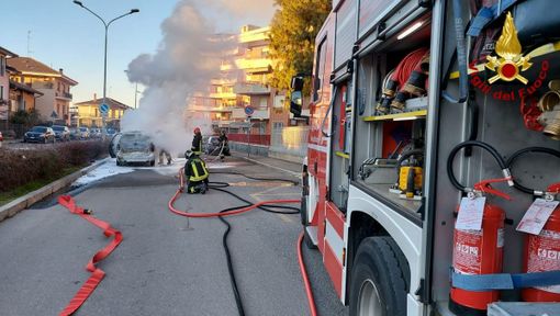 Auto prende fuoco nel quartiere Bicocca