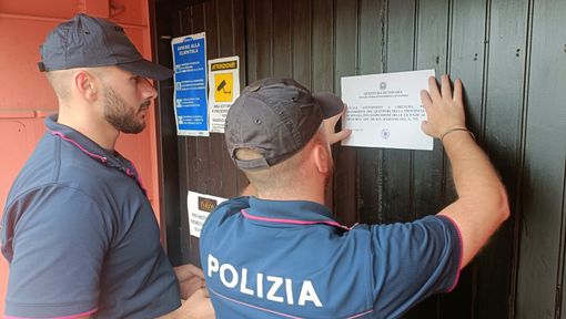 Chiusura di un locale adibito alla ristorazione a Novara dopo episodi di violenza
