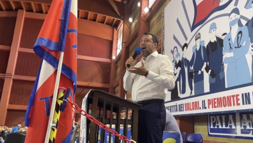 Salvini sul palco del congresso regionale della Lega Salvini sul palco del congresso regionale della Lega