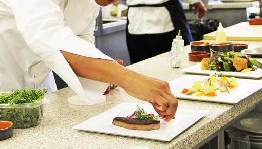 Sapori d'estate con "Chef sotto le stelle" nel centro di Novara Sapori d'estate con "Chef sotto le stelle" nel centro di Novara