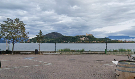 Mercatino della creatività: un'esplosione di talento e colori sul lungolago di Arona