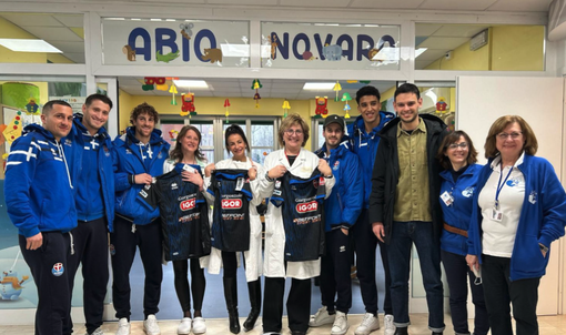 Un sorriso in corsia: gli azzurri del Novara fc in visita ai piccoli pazienti dell'ospedale Un sorriso in corsia: gli azzurri del Novara fc in visita ai piccoli pazienti dell'ospedale