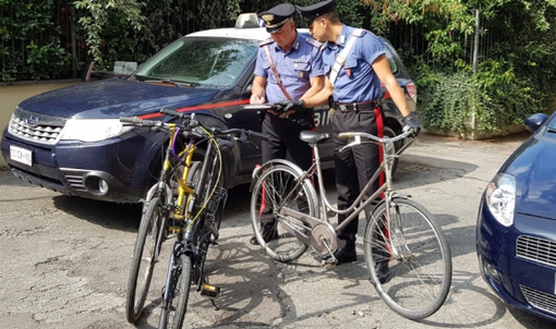 Ladri di biciclette in azione. Ma i carabinieri li scoprono