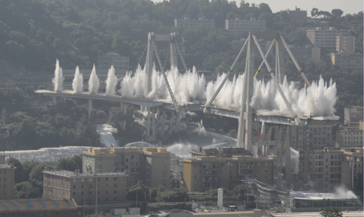 Abbattuto il ponte Morandi. Nel suo crollo morirono anche papà, mamma e figlia di Oleggio Abbattuto il ponte Morandi. Nel suo crollo morirono anche papà, mamma e figlia di Oleggio