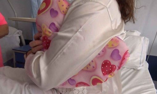 All’ospedale di Borgomanero un cuscino a forma di cuore per le donne operate al seno All’ospedale di Borgomanero un cuscino a forma di cuore per le donne operate al seno