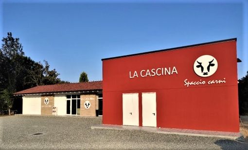 Prefabbricati Guerrini realizza la struttura per un punto vendita di carni dall’estetica contemporanea e minimalista
