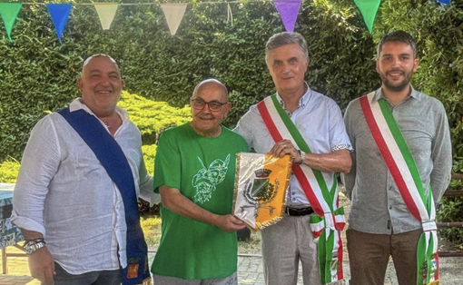 Nella foto da sinistra: il consigliere provinciale Davide Molinari, il capogruppo degli Alpini di Trecate, Piero Carletti, Agostino Antonini sindaco di Sozzago e Raffalele Sacco sindaco di Trecate Nella foto da sinistra: il consigliere provinciale Davide Molinari, il capogruppo degli Alpini di Trecate, Piero Carletti, Agostino Antonini sindaco di Sozzago e Raffalele Sacco sindaco di Trecate
