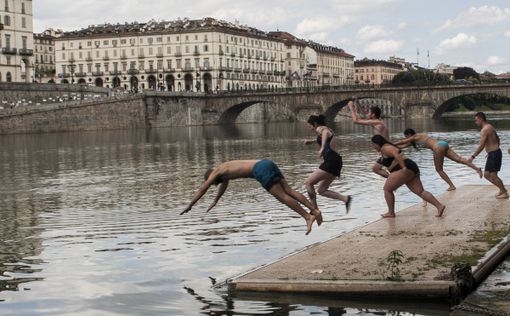 Nutrita partecipazione al tuffo-denuncia organizzato da Legambiente