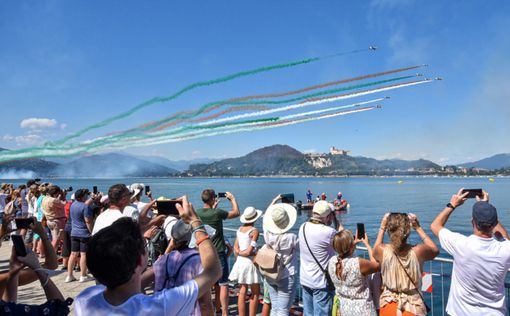 Folla sul lago Maggiore per lo show con le Frecce Tricolori. VIDEO