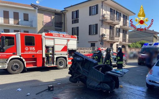 Incidente a Trecate. Apecar ribaltata dopo scontro con auto