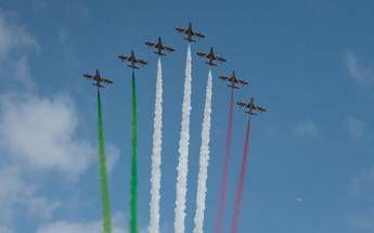 Paura per le Frecce Tricolori, tre aerei coinvolti in incidente a Pantelleria: ferito un pilota Paura per le Frecce Tricolori, tre aerei coinvolti in incidente a Pantelleria: ferito un pilota