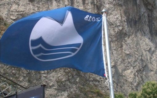 Spiagge pulite: polemico addio di Cannobio e Arona alla Bandiera blu Spiagge pulite: polemico addio di Cannobio e Arona alla Bandiera blu