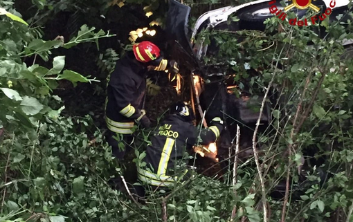 Furgone si ribalta in un fosso: ferito il conducente
