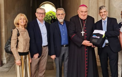 Il Maggiore della Carità dona un defibrillatore alla Cattedrale di Novara