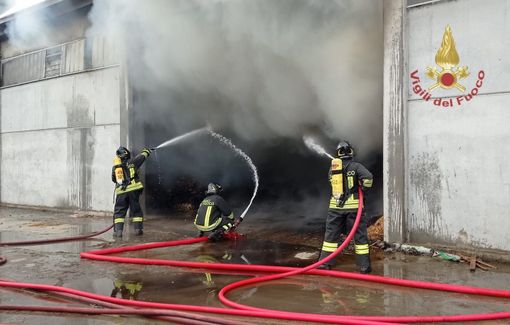 Sillavengo: a fuoco un deposito di rotoballe di fieno Sillavengo: a fuoco un deposito di rotoballe di fieno