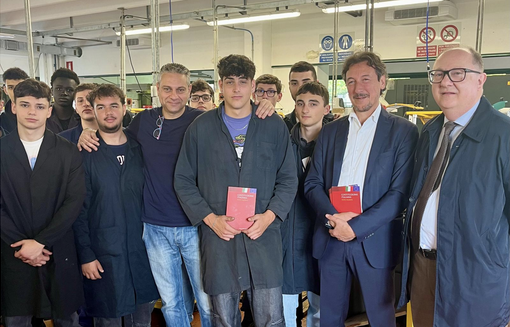 Costituzione ai neo diciottenni: consegna nelle scuole superiori di Borgomanero Costituzione ai neo diciottenni: consegna nelle scuole superiori di Borgomanero