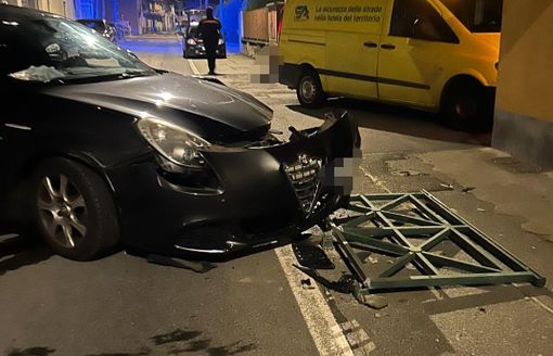 Gaglianico, auto finisce contro il parapedone in piena notte FOTO