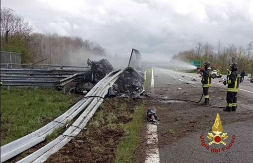 Ferrari in fiamme dopo incidente sulla A4: due morti carbonizzati Ferrari in fiamme dopo incidente sulla A4: due morti carbonizzati