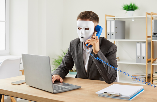 Continuano i tentativi di truffa: "Ciao, vorrei parlarti di lavoro, per favore aggiungimi su WhatsApp". Continuano i tentativi di truffa: "Ciao, vorrei parlarti di lavoro, per favore aggiungimi su WhatsApp".