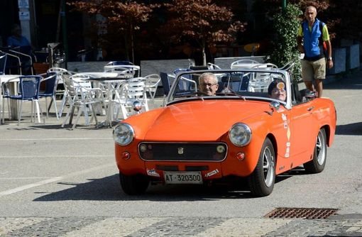 Auto d'epoca e Ferrari sfrecciano per le strade di Novara durante la 4ª tappa della 1000 Miglia