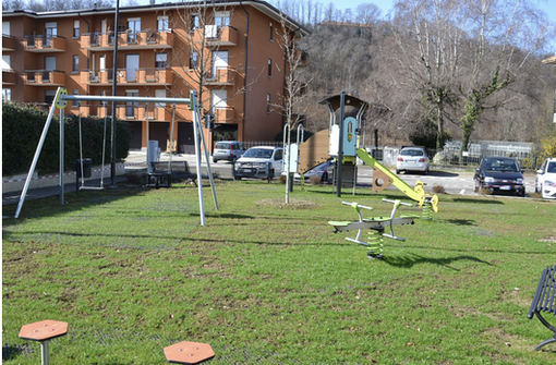 Terminati i lavori nell'area di via IV Novembre: parcheggio, verde e giochi con videosorveglianza