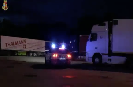 I camionisti riposavano, intanto i ladri derubavano il carico dei Tir: 10 arrestati I camionisti riposavano, intanto i ladri derubavano il carico dei Tir: 10 arrestati