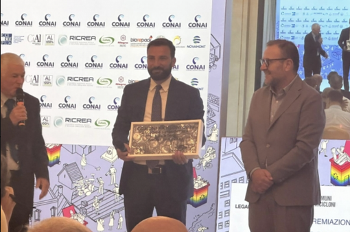 Ecoforum 2023: l'assessore all'ambiente Raffaele Lanzo ritira il premio Cial Comuni ricicloni per la raccolta differenziata dell'alluminio Ecoforum 2023: l'assessore all'ambiente Raffaele Lanzo ritira il premio Cial Comuni ricicloni per la raccolta differenziata dell'alluminio