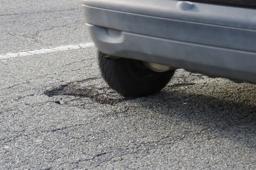 Dal Nord Ovest. Viaggia in Super, poi esplode la ruota: mattinata da dimenticare per una donna alla guida Dal Nord Ovest. Viaggia in Super, poi esplode la ruota: mattinata da dimenticare per una donna alla guida