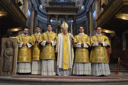 I cinque futuri sacerdoti con il vescovo alla celebrazione delle ordinazioni diaconali, nello scorso ottobre