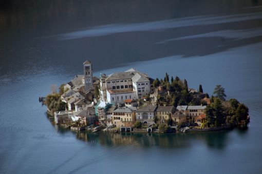 Avventura spirituale sull'isola di San Giulio: giornata di comunità con l'associazione AVAS