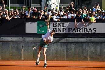 Sinner accende il Foro, allenamento con Fritz davanti a centinaia di tifosi