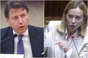 Meloni-Conte, scontro sulle armi: &quot;Da premier era altro Giuseppi&quot;. Replica: &quot;Ha tradito l'Italia&quot;