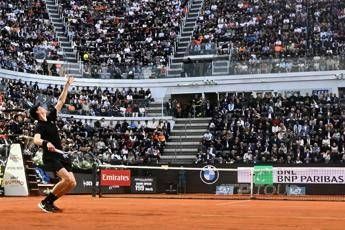 Sinner, un braccio di ferro arancione e il tifo per... Ruud: cori e cartelloni al Foro Sinner, un braccio di ferro arancione e il tifo per... Ruud: cori e cartelloni al Foro